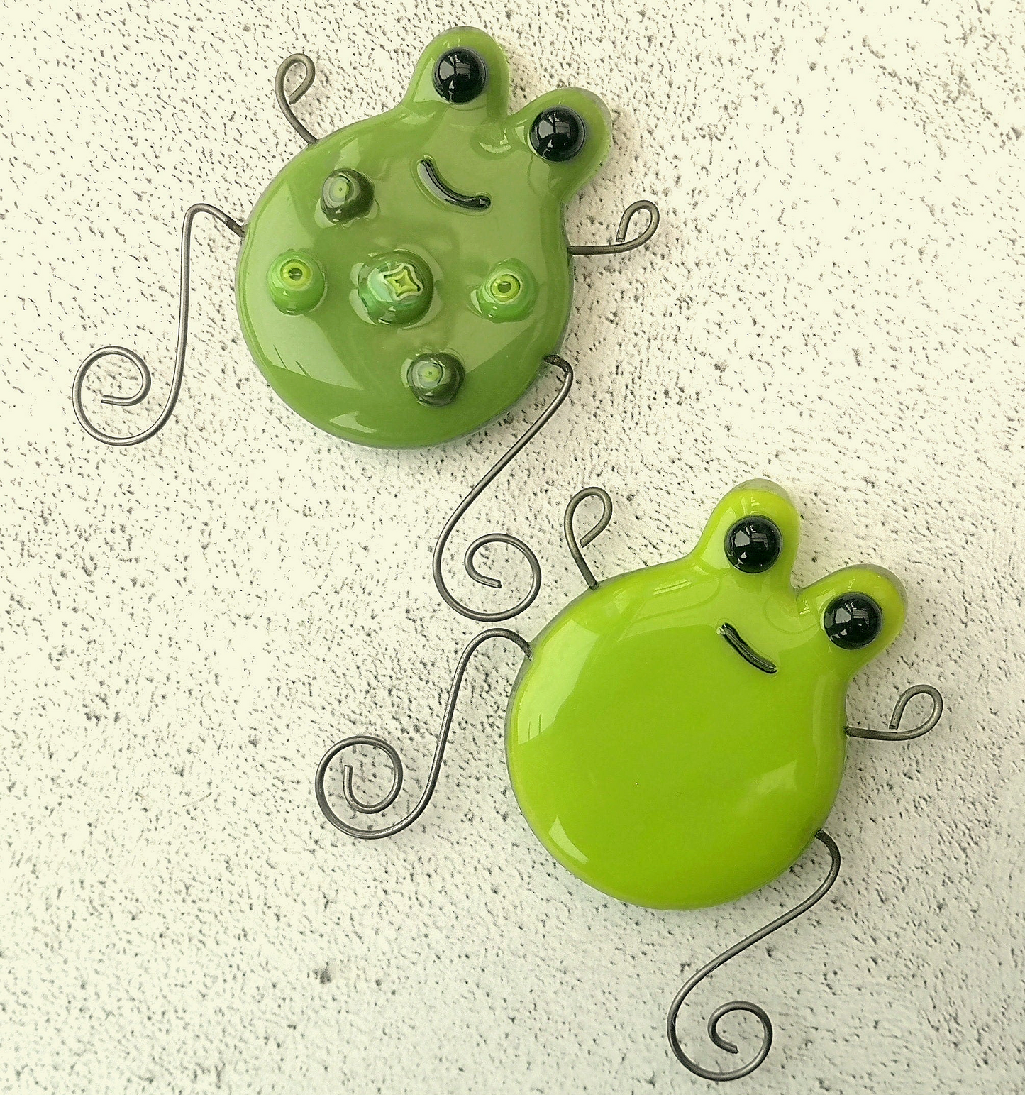 Handmade fused glass frog or toad fridge magnet. - Frog gift, British wildlife gift, nature present. Magnetic pond life.