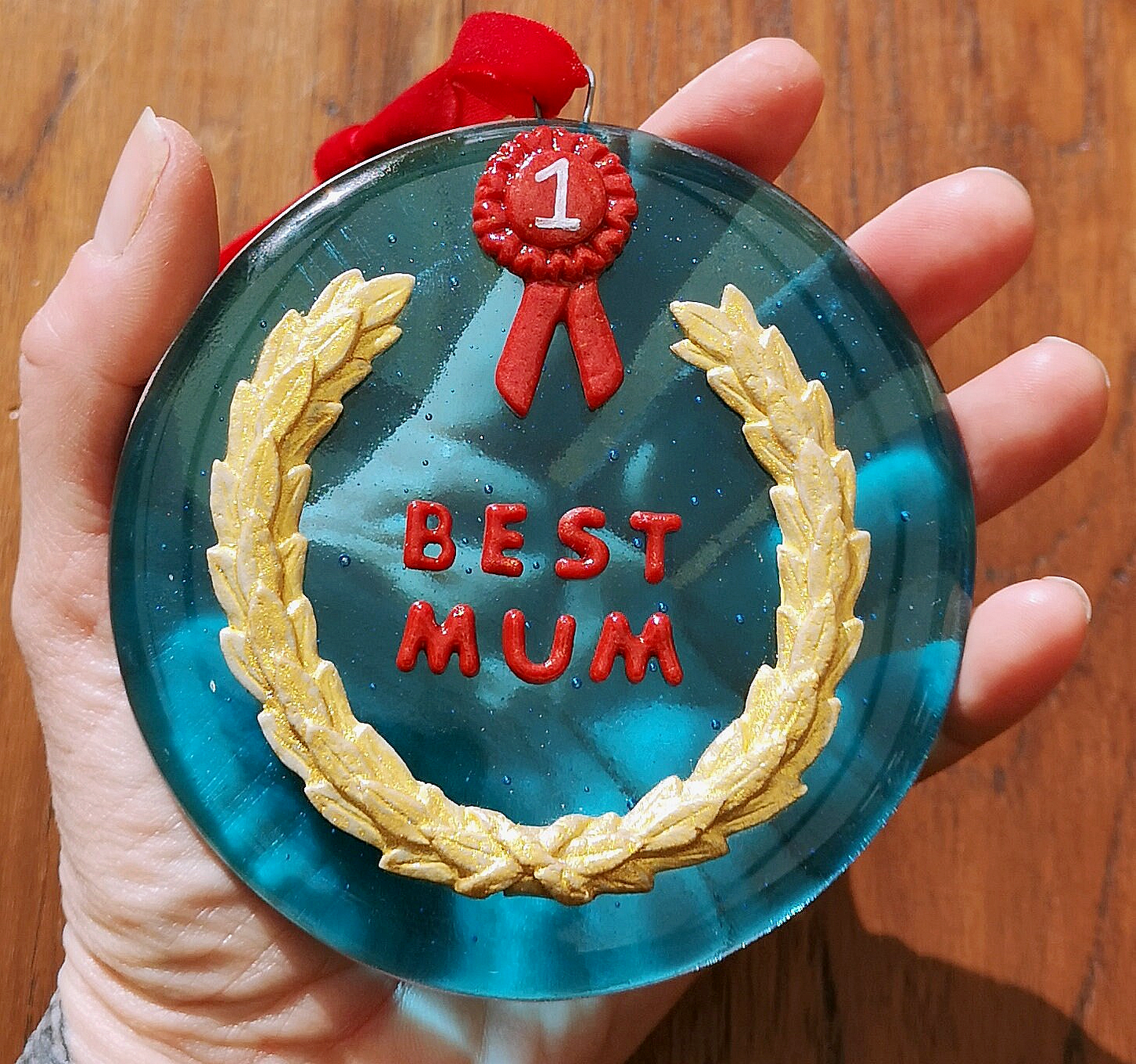 Handmade fused glass 3D Best Mum hanging picture decoration. Suncatcher, Mothers day present, gift for Mum, Dad, Nan, Grandmother. Rosette award.