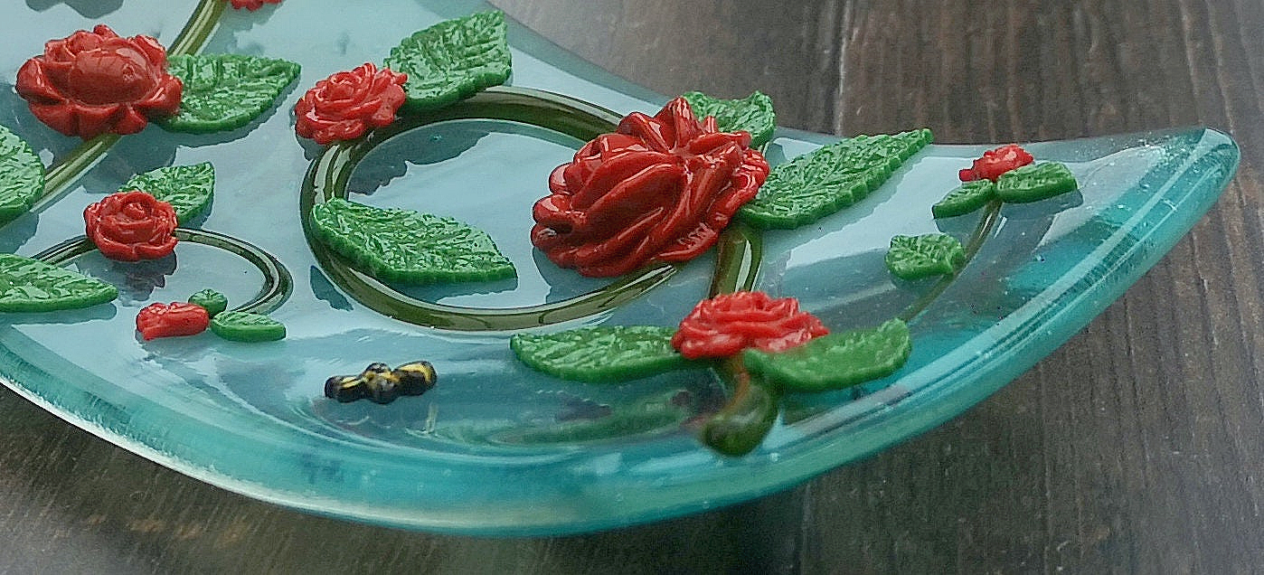 Handmade fused glass 3D Flowers free standing curved wavy shaped picture, suncatcher. Flower wall art, garden gnome, nature gift, red roses, floral decoration ornament. Gold highlighted silhouette.
