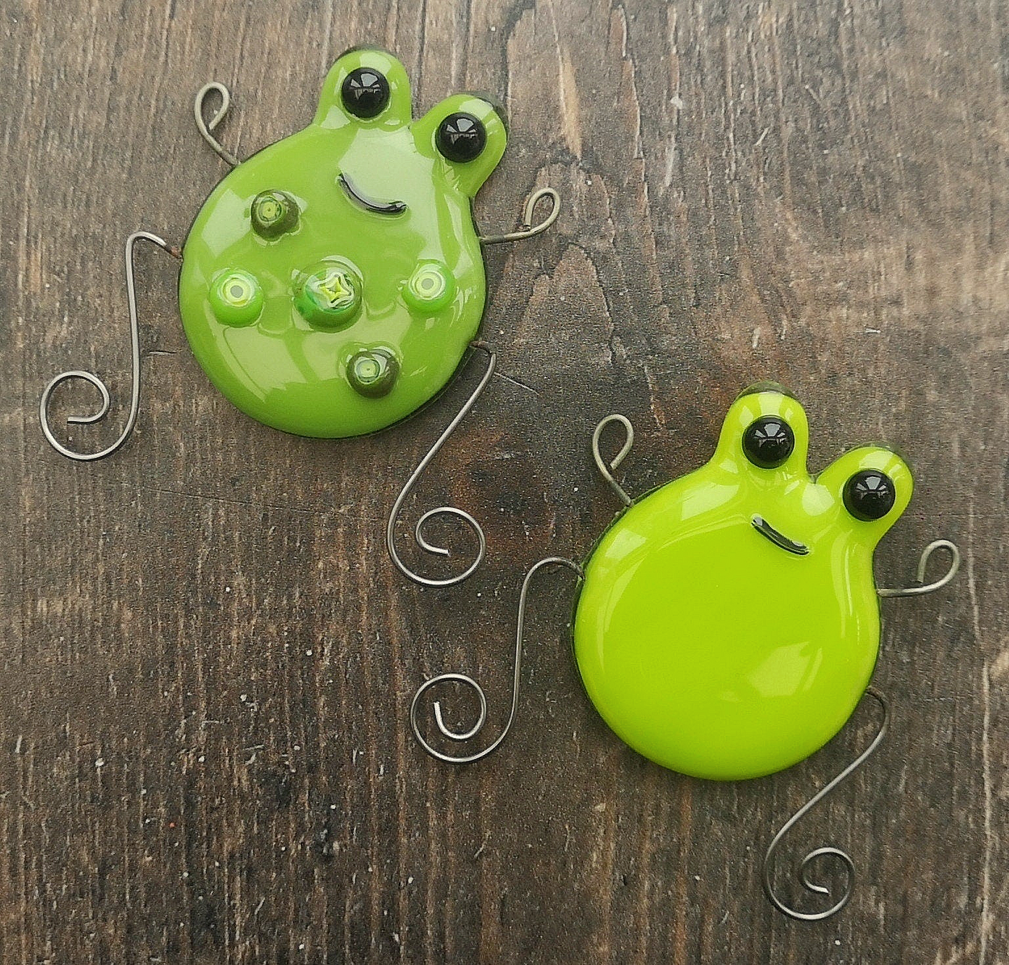 Handmade fused glass frog or toad fridge magnet. - Frog gift, British wildlife gift, nature present. Magnetic pond life.