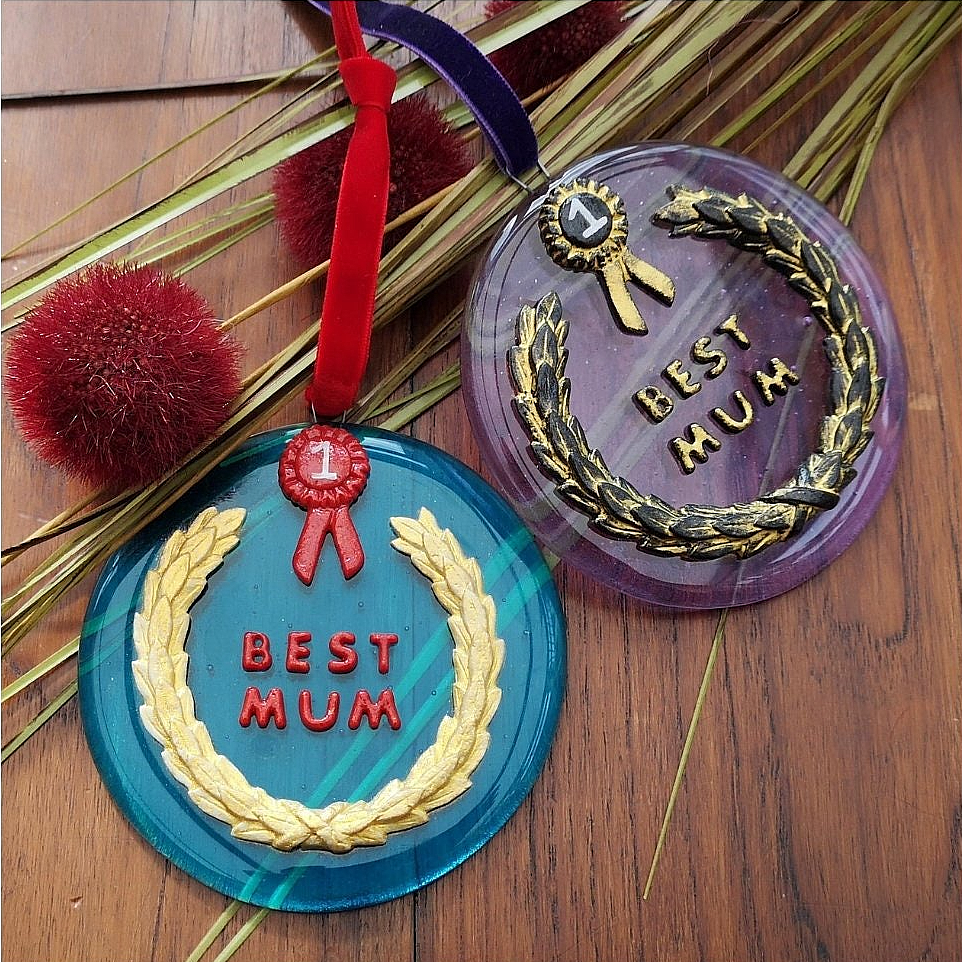 Handmade fused glass 3D Best Mum hanging picture decoration. Suncatcher, Mothers day present, gift for Mum, Dad, Nan, Grandmother. Rosette award.
