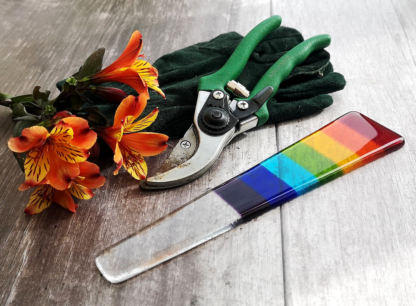 Handmade fused glass rainbow plant pot suncatcher. Colourful plant marker ornament. Rainbow striped plant stake. Herb, vegetable, flower, fruit garden.