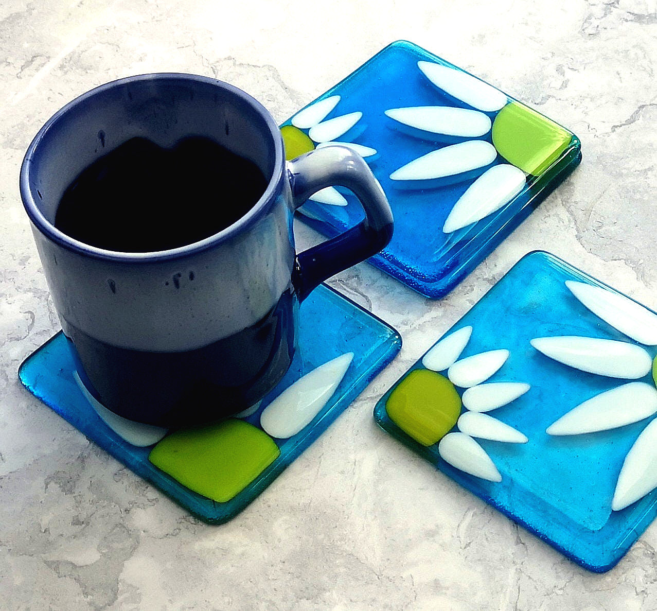 Handmade fused glass daisy drinks coaster. Daisies flower art, garden flowers glass tile. Hot drink table mat, floral nature gift. Suncatcher, wall tile, Flower picture, sunflower home decoration, dining table protection.