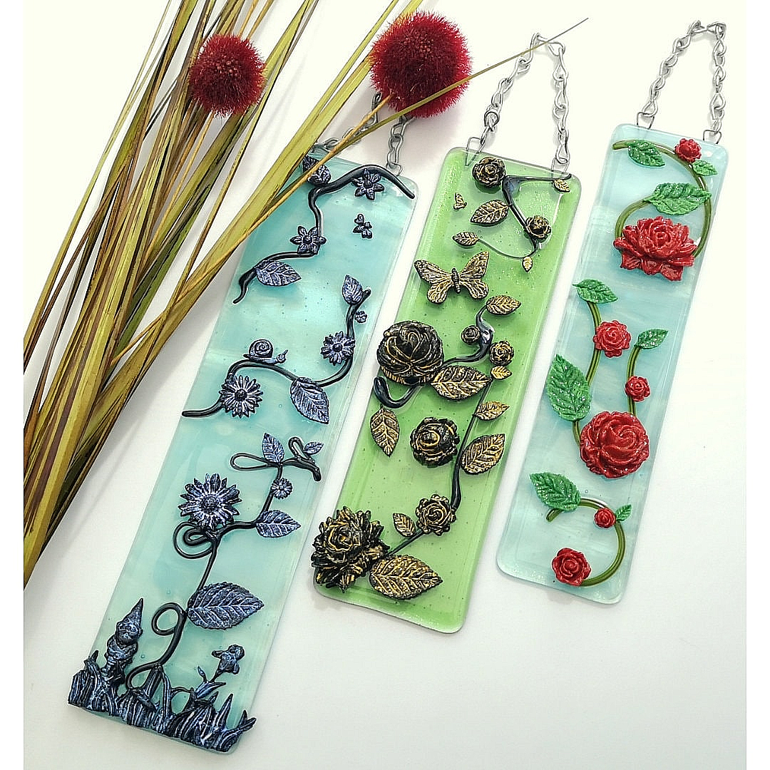 Handmade fused glass 3D Flowers Hanging Picture, suncatcher. Flower wall art, garden gnome, nature gift, red roses, floral decoration ornament. Gold highlighted silhouette.