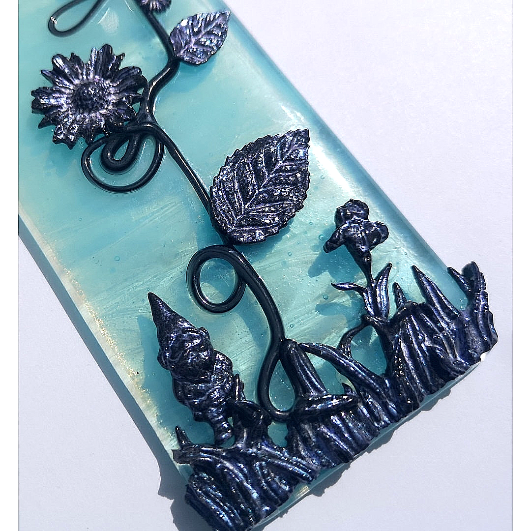 Handmade fused glass 3D Flowers Hanging Picture, suncatcher. Flower wall art, garden gnome, nature gift, red roses, floral decoration ornament. Gold highlighted silhouette.