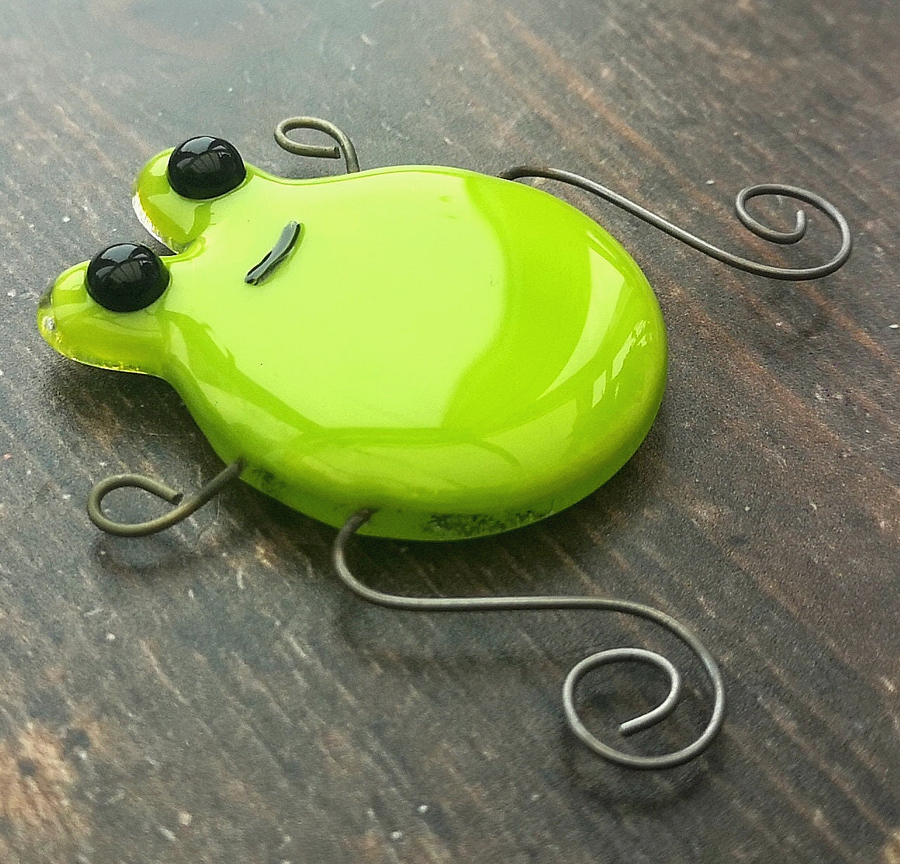 Handmade fused glass frog or toad fridge magnet. - Frog gift, British wildlife gift, nature present. Magnetic pond life.