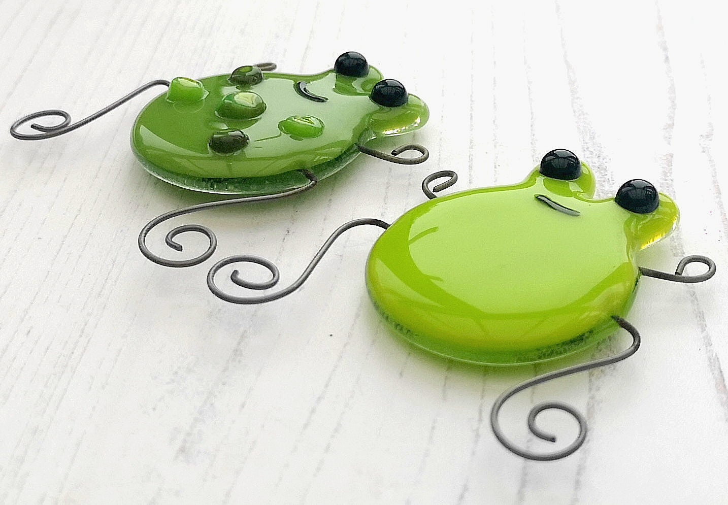 Handmade fused glass frog or toad fridge magnet. - Frog gift, British wildlife gift, nature present. Magnetic pond life.