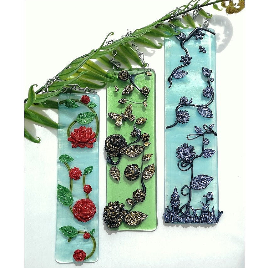 Handmade fused glass 3D Flowers Hanging Picture, suncatcher. Flower wall art, garden gnome, nature gift, red roses, floral decoration ornament. Gold highlighted silhouette.