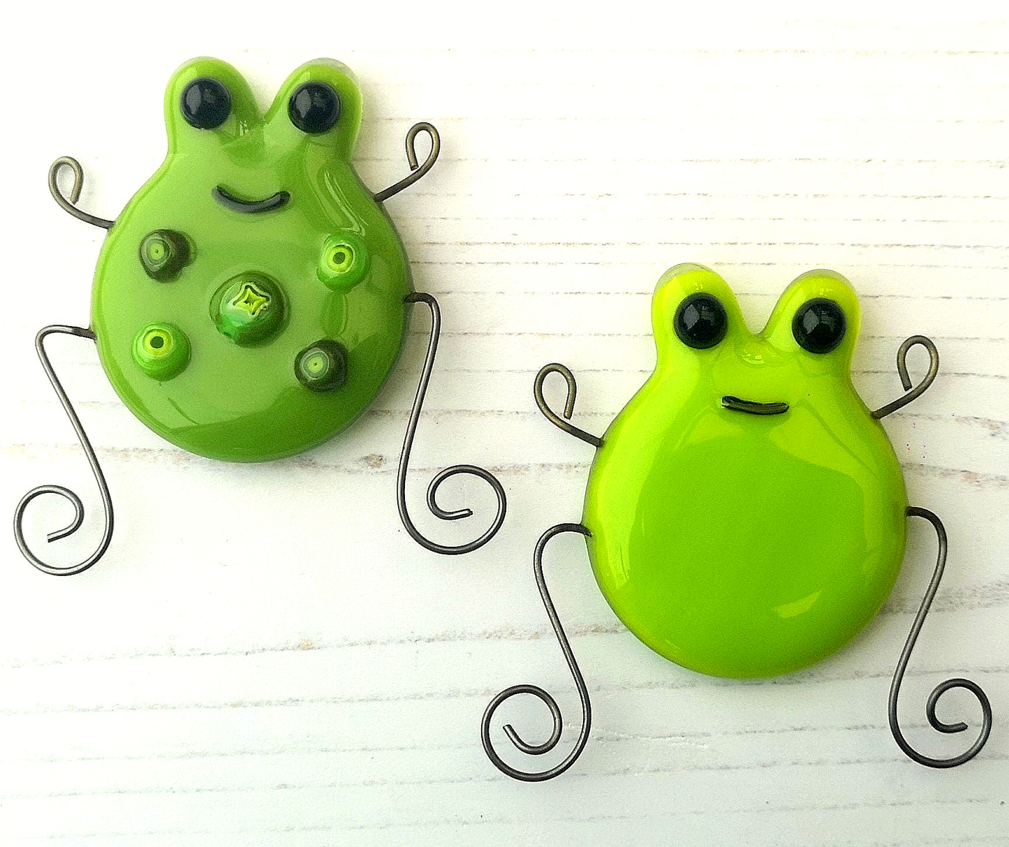 Handmade fused glass frog or toad fridge magnet. - Frog gift, British wildlife gift, nature present. Magnetic pond life.