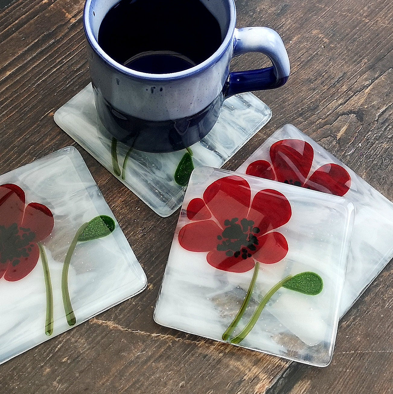 Handmade fused glass poppy flower drinks coaster. Poppies, garden flowers glass wall tile. Nature hot drink table mat, floral decor gift. Suncatcher flower picture, home decoration, dining table protection.