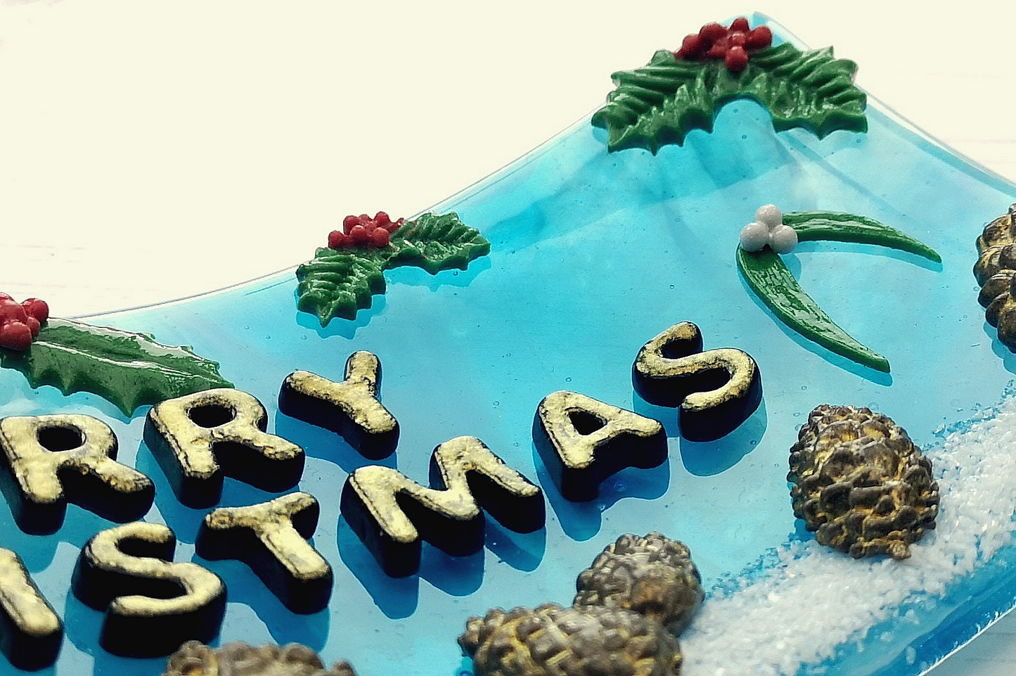 Handmade fused glass 3D merry Christmas free standing curved picture decoration, festive present pine cone mistletoe holly snow wreath xmas scene