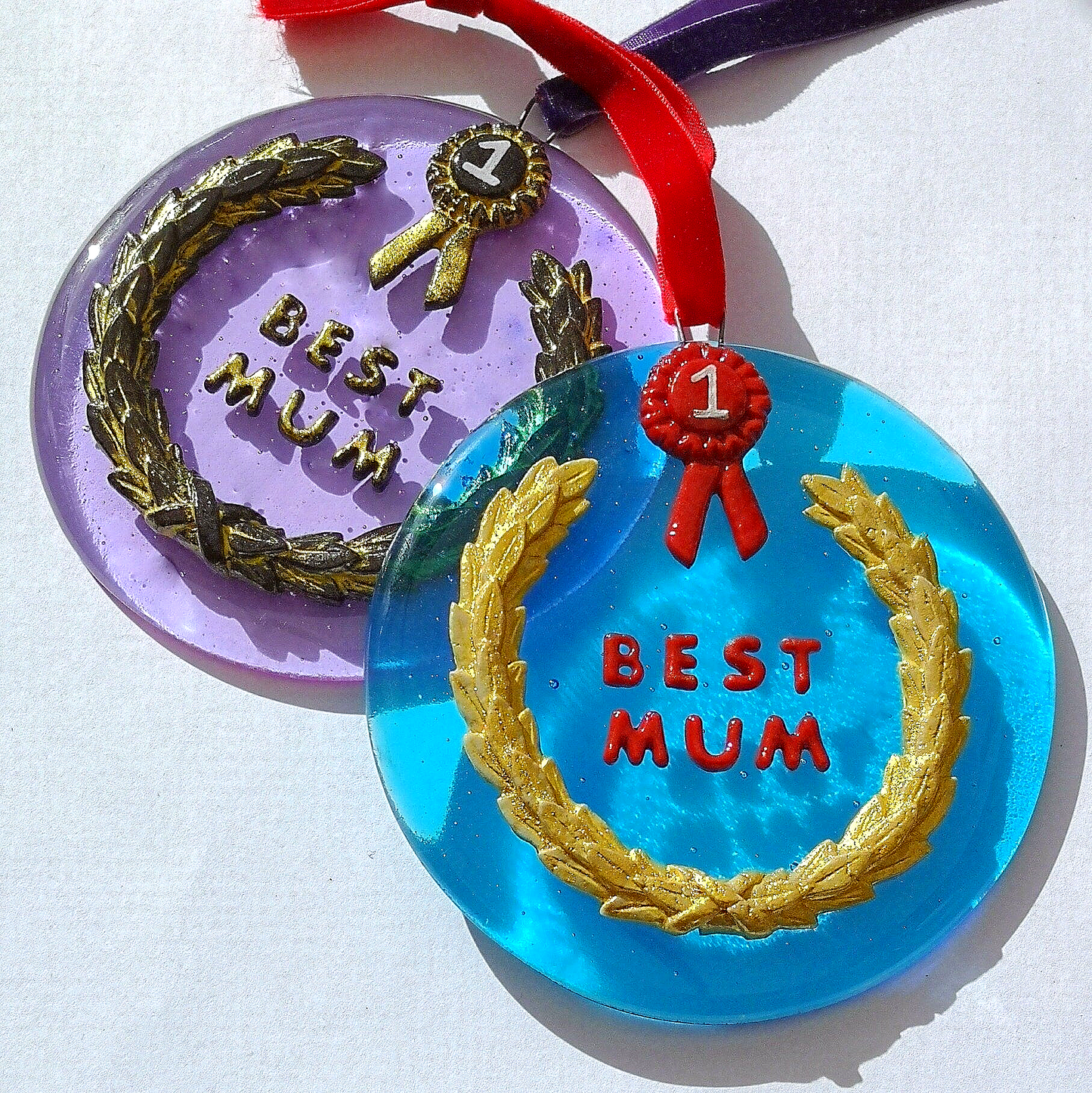 Handmade fused glass 3D Best Mum hanging picture decoration. Suncatcher, Mothers day present, gift for Mum, Dad, Nan, Grandmother. Rosette award.
