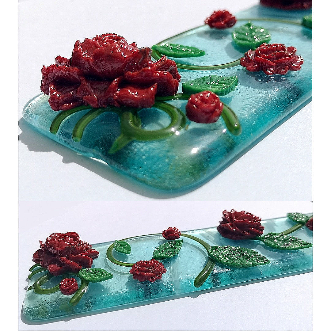 Handmade fused glass 3D Flowers Hanging Picture, suncatcher. Flower wall art, garden gnome, nature gift, red roses, floral decoration ornament. Gold highlighted silhouette.
