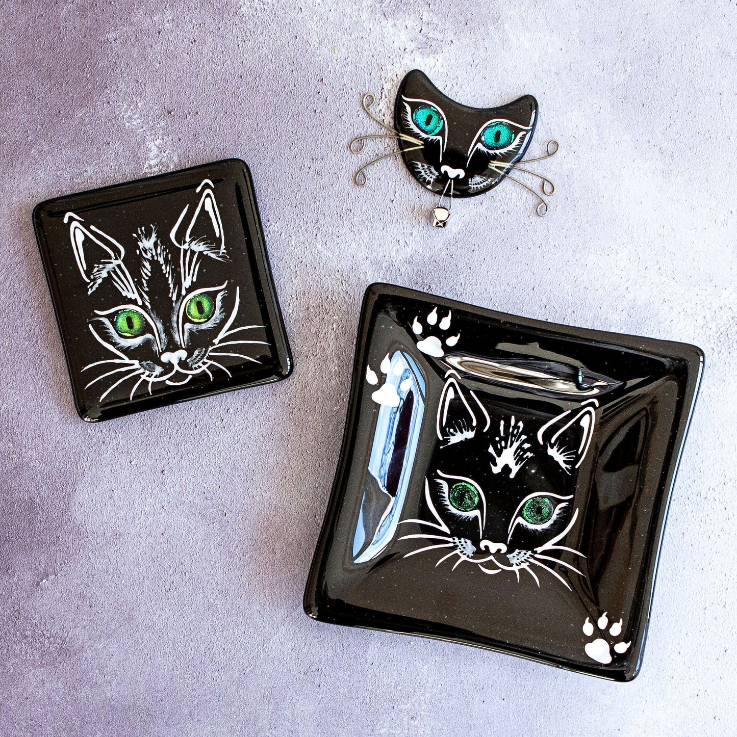 Handmade fused glass cat face drinks coaster with reflective dichroic glass eyes. Glass tile, lucky black cat. Hot drink table mat, feline decor gift. Lucky cat, crazy cat decoration, wall tile, kitten, kitty cat lover.