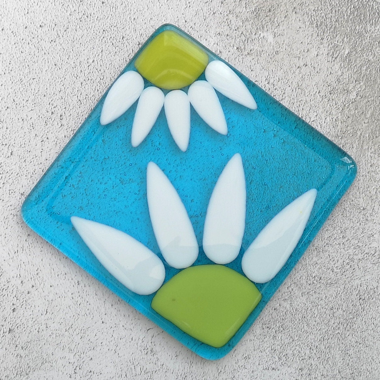 Handmade fused glass daisy drinks coaster. Daisies flower art, garden flowers glass tile. Hot drink table mat, floral nature gift. Suncatcher, wall tile, Flower picture, sunflower home decoration, dining table protection.