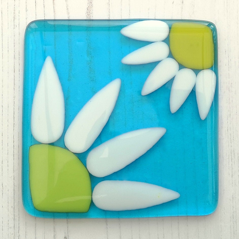 Handmade fused glass daisy drinks coaster. Daisies flower art, garden flowers glass tile. Hot drink table mat, floral nature gift. Suncatcher, wall tile, Flower picture, sunflower home decoration, dining table protection.
