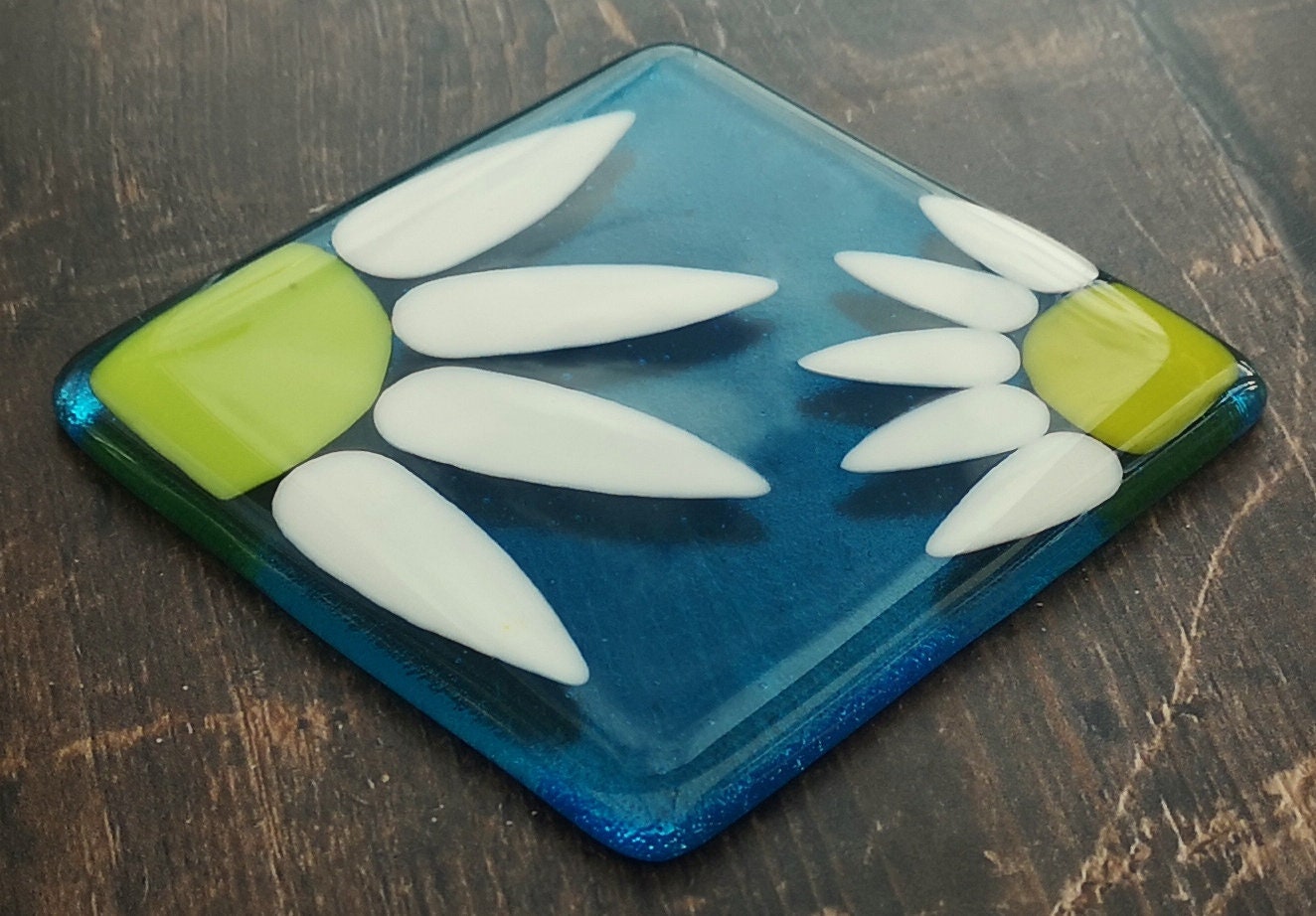 Handmade fused glass daisy drinks coaster. Daisies flower art, garden flowers glass tile. Hot drink table mat, floral nature gift. Suncatcher, wall tile, Flower picture, sunflower home decoration, dining table protection.