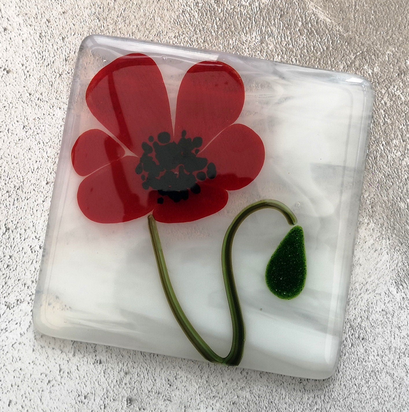 Handmade fused glass poppy flower drinks coaster. Poppies, garden flowers glass wall tile. Nature hot drink table mat, floral decor gift. Suncatcher flower picture, home decoration, dining table protection.