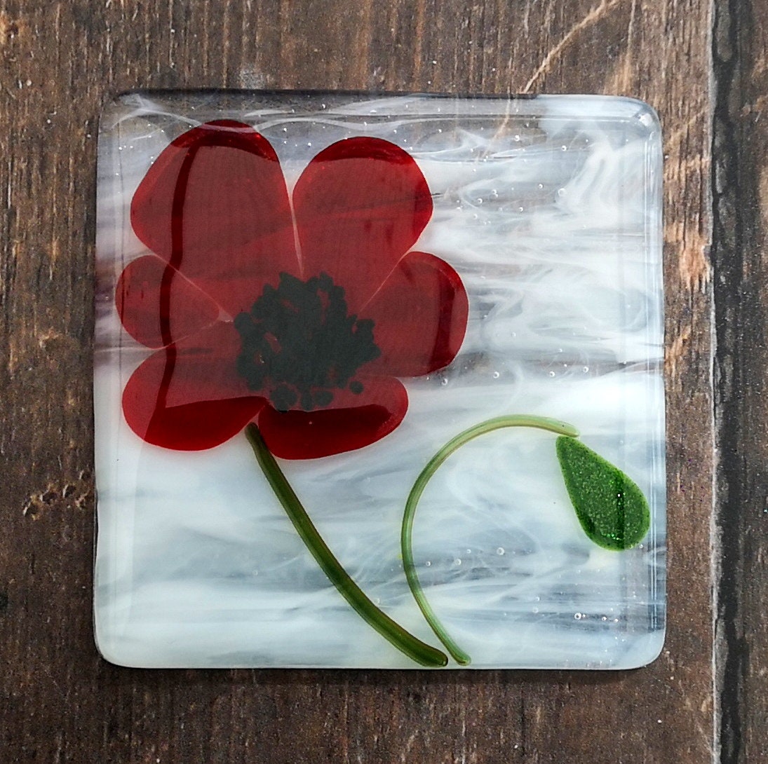 Handmade fused glass poppy flower drinks coaster. Poppies, garden flowers glass wall tile. Nature hot drink table mat, floral decor gift. Suncatcher flower picture, home decoration, dining table protection.