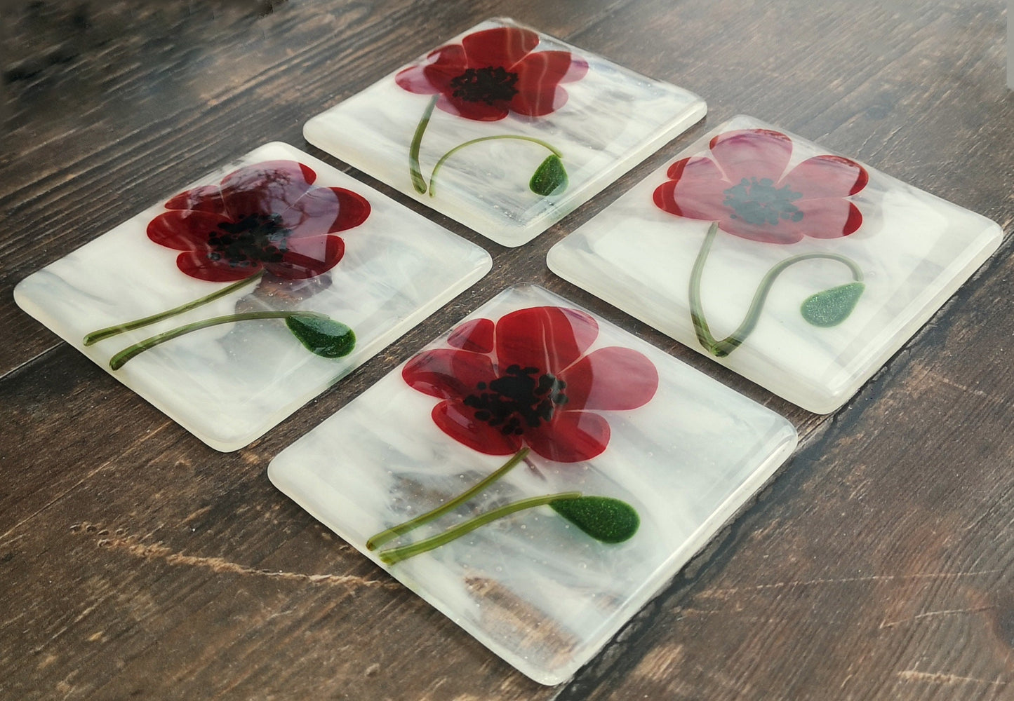 Handmade fused glass poppy flower drinks coaster. Poppies, garden flowers glass wall tile. Nature hot drink table mat, floral decor gift. Suncatcher flower picture, home decoration, dining table protection.