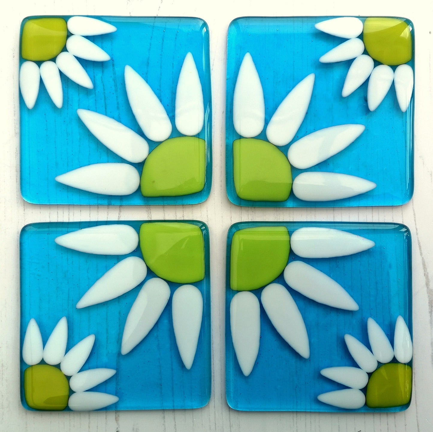 Handmade fused glass daisy drinks coaster. Daisies flower art, garden flowers glass tile. Hot drink table mat, floral nature gift. Suncatcher, wall tile, Flower picture, sunflower home decoration, dining table protection.