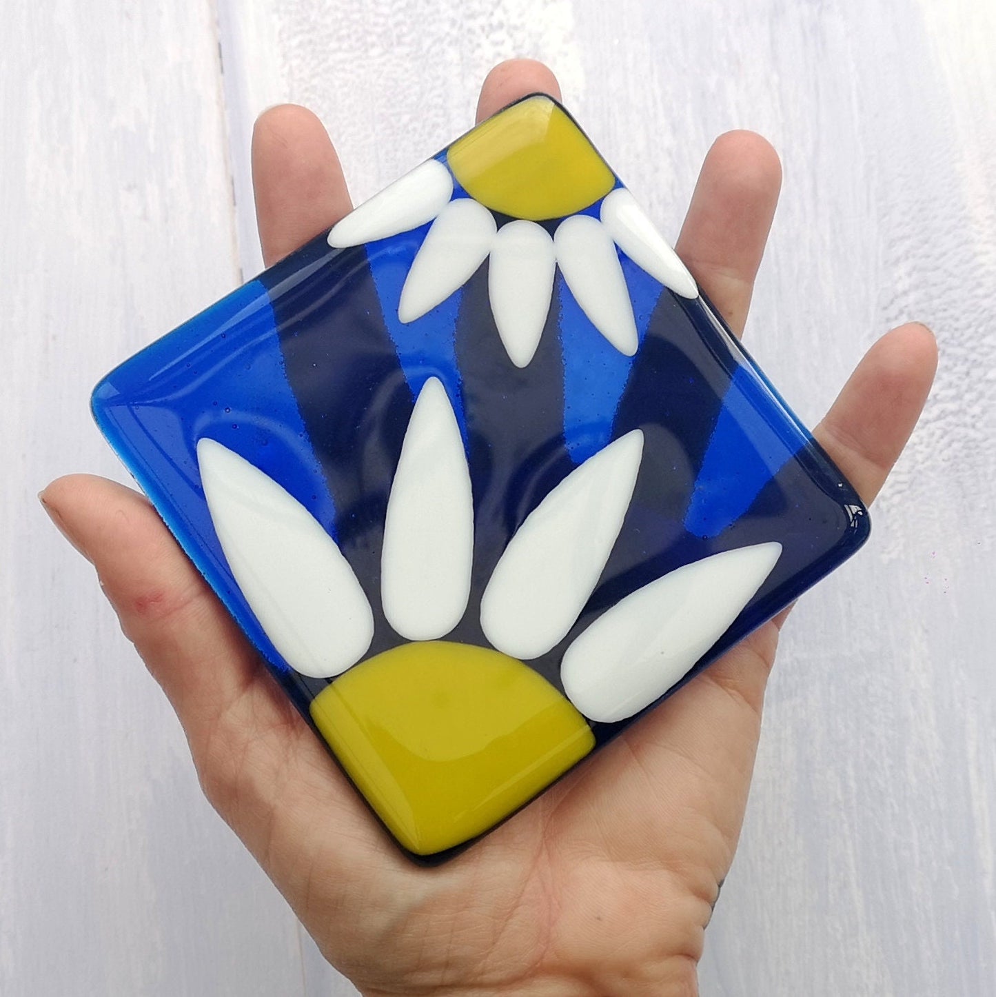 Handmade fused glass daisy drinks coaster. Daisies flower art, garden flowers glass tile. Hot drink table mat, floral nature gift. Suncatcher, wall tile, Flower picture, sunflower home decoration, dining table protection.