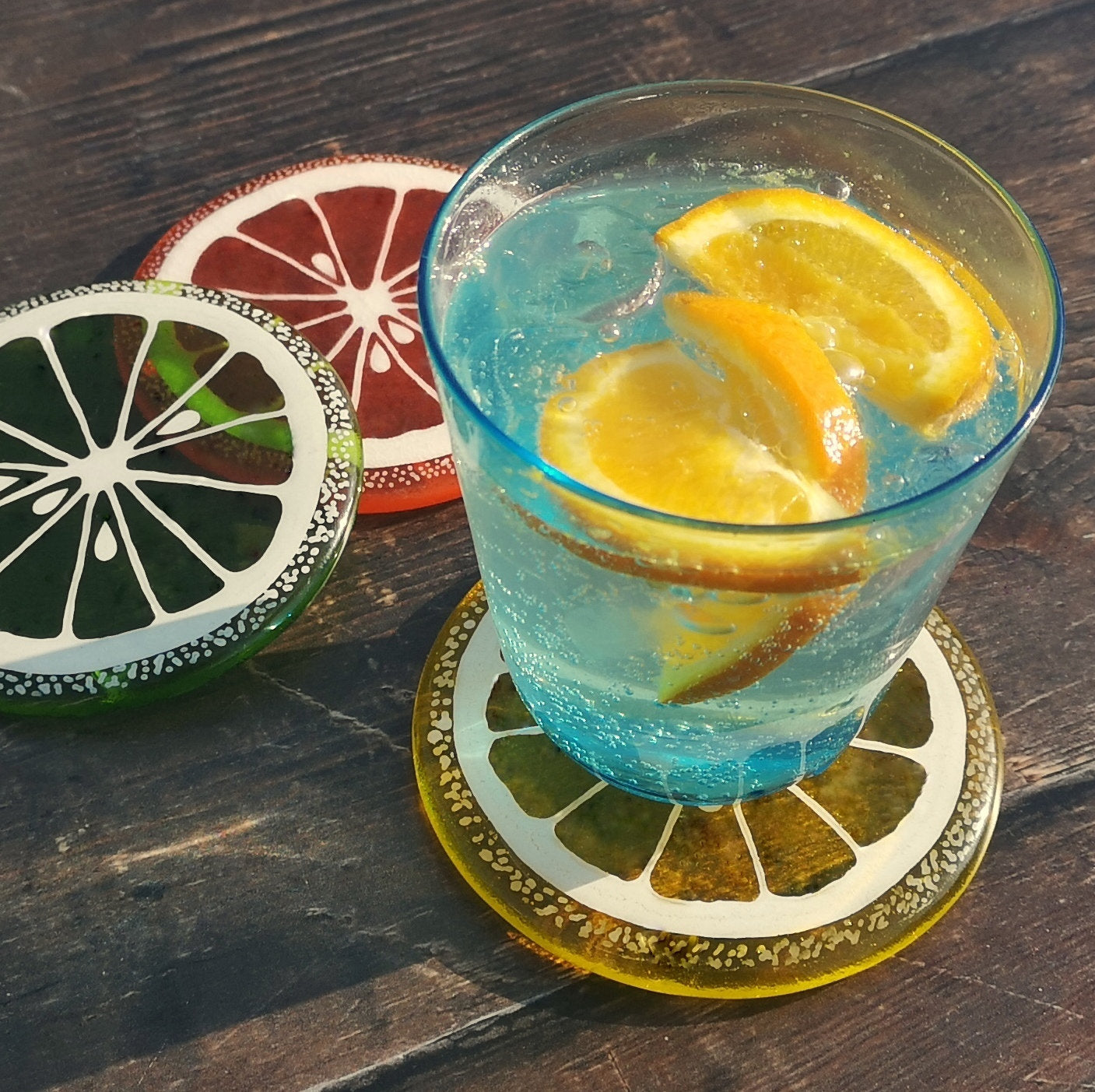 Handmade fused glass fruit slice drinks coaster, citrus fruit colourful glass tile, hot drink table mat. Fruity decor gift, wall tile. Hand painted design, home decoration, dining table protection.
