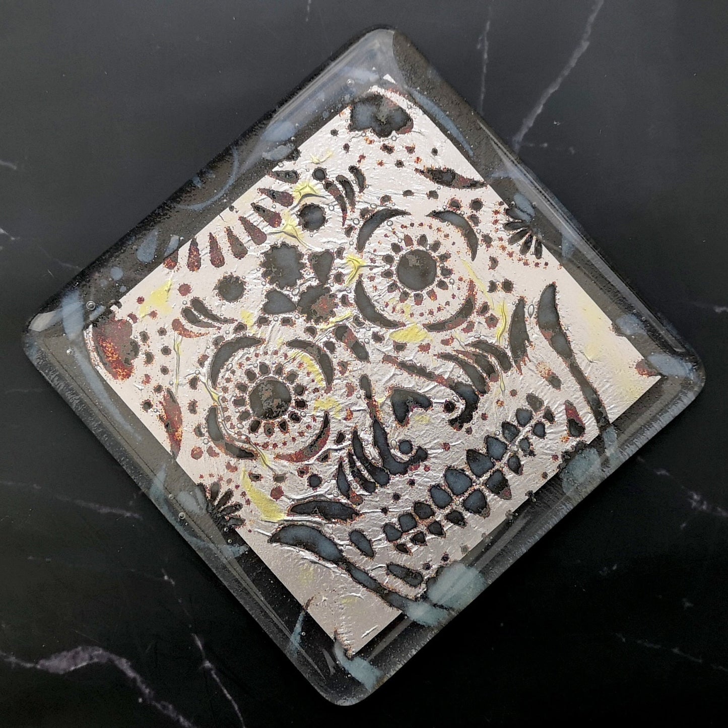 Handmade fused glass sugar skull on silver drinks coaster. Day of the dead pattern design, glass wall tile, hot drink table mat, Mexican skull gift. Embedded pure silver foil, home decoration, dining table protection. Dia de Los Muertos, La Calavera Catrina halloween spooky gift.