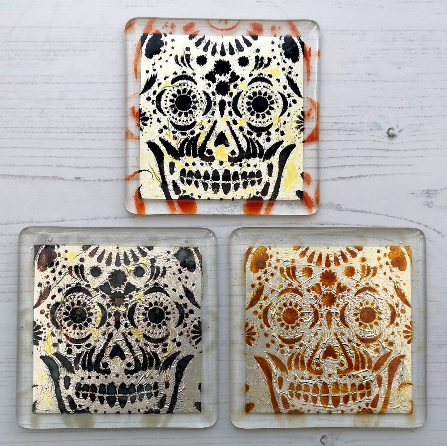 Handmade fused glass sugar skull on silver drinks coaster. Day of the dead pattern design, glass wall tile, hot drink table mat, Mexican skull gift. Embedded pure silver foil, home decoration, dining table protection. Dia de Los Muertos, La Calavera Catrina halloween spooky gift.