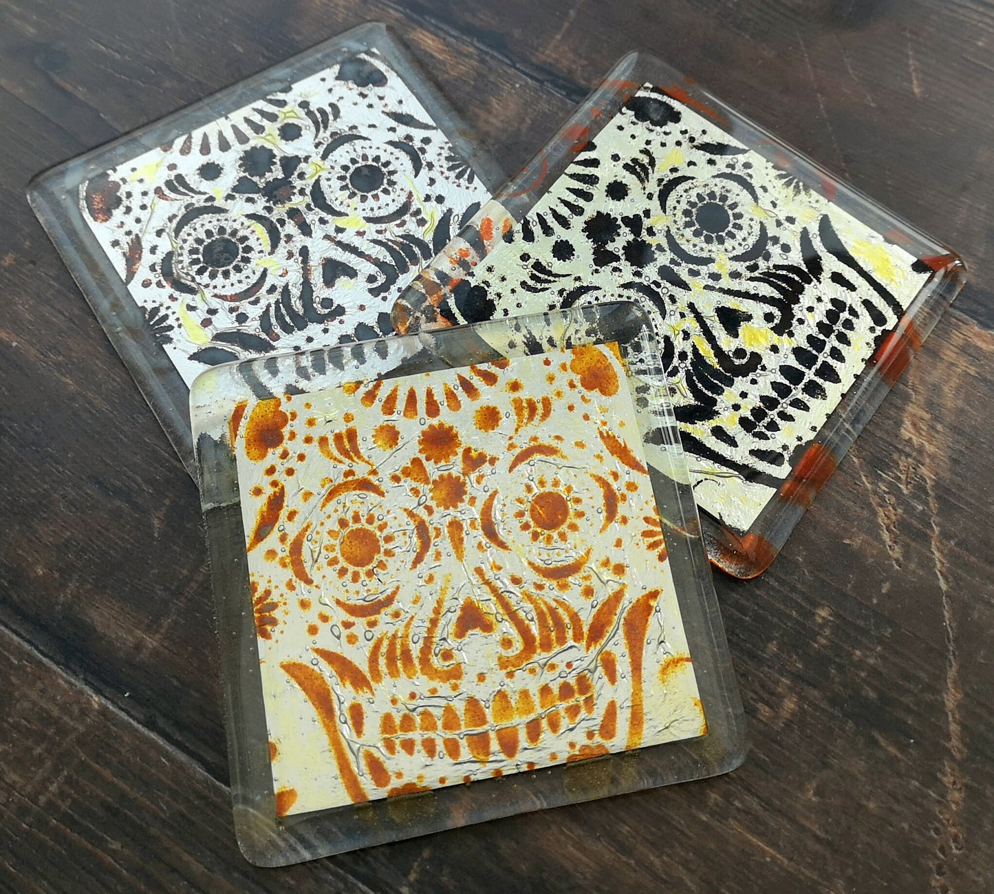 Handmade fused glass sugar skull on silver drinks coaster. Day of the dead pattern design, glass wall tile, hot drink table mat, Mexican skull gift. Embedded pure silver foil, home decoration, dining table protection. Dia de Los Muertos, La Calavera Catrina halloween spooky gift.