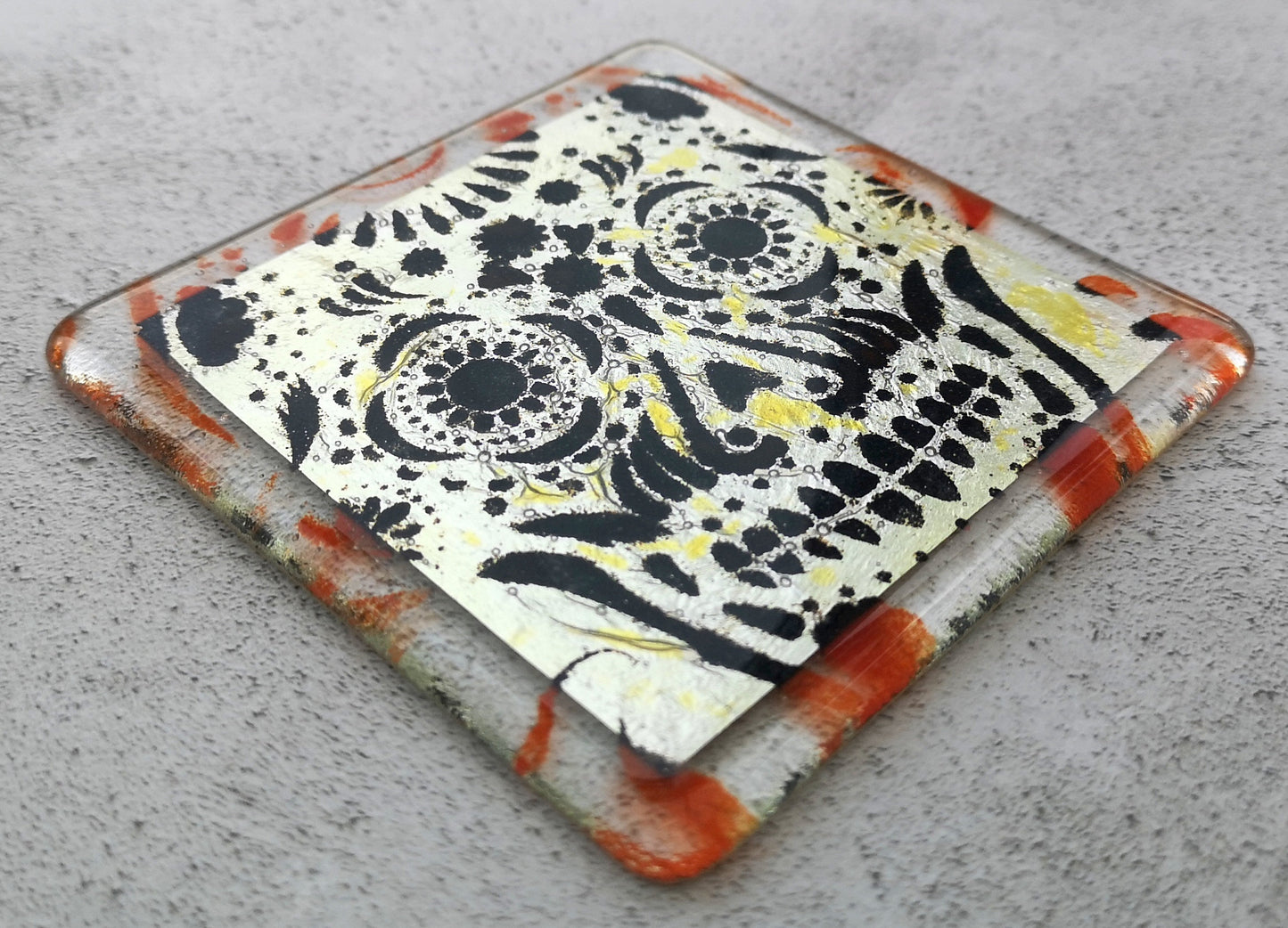 Handmade fused glass sugar skull on silver drinks coaster. Day of the dead pattern design, glass wall tile, hot drink table mat, Mexican skull gift. Embedded pure silver foil, home decoration, dining table protection. Dia de Los Muertos, La Calavera Catrina halloween spooky gift.